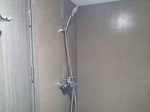 In-room Bathroom 4 Homey and Best Deal Studio Tamansari Bintaro Mansion Apartment By Travelio