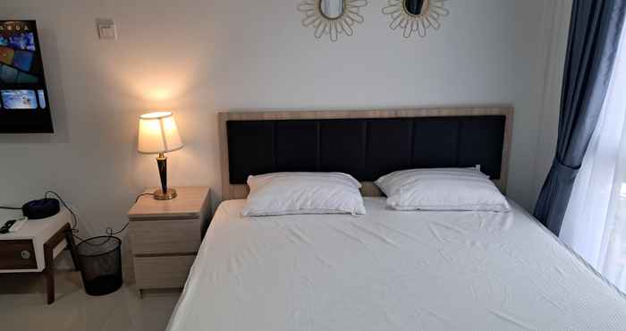 Bilik Tidur Homey and Best Deal Studio Tamansari Bintaro Mansion Apartment By Travelio