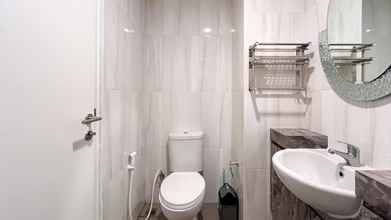 In-room Bathroom 4 Cozy and Best Deal 1BR Tamansari Skylounge Makassar Apartment By Travelio