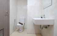Phòng tắm bên trong 2 Studio Cozy Stay Room Tamansari Bintaro Mansion Apartment By Travelio