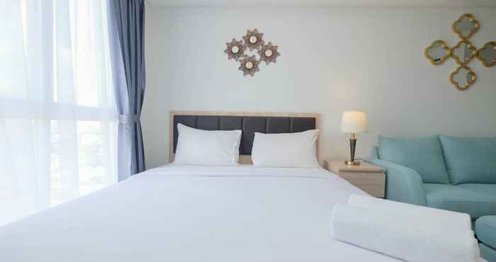 ห้องนอน Comfy and Stunning Studio Tamansari Bintaro Mansion Apartment By Travelio	