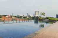 สระว่ายน้ำ Comfy and Stunning Studio Tamansari Bintaro Mansion Apartment By Travelio	