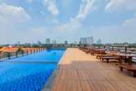 Hồ bơi Studio Pleasurable Tamansari Bintaro Mansion Apartment By Travelio	