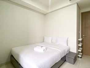 Kamar Tidur 4 Modern Look and Comfort 1BR Gold Coast Apartment By Travelio