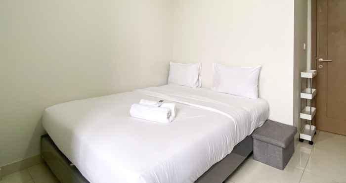 Kamar Tidur Modern Look and Comfort 1BR Gold Coast Apartment By Travelio