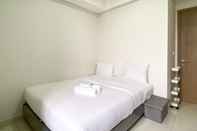 Kamar Tidur Modern Look and Comfort 1BR Gold Coast Apartment By Travelio