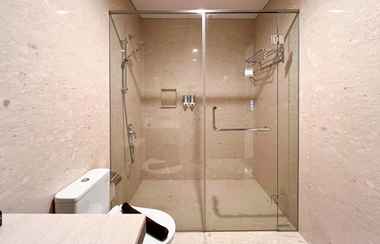In-room Bathroom 2 Exclusive 3BR with Private Lift Apartment 31 Sudirman Makassar By Travelio