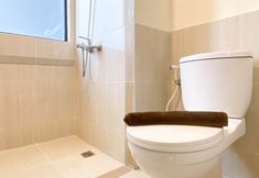 Toilet Kamar 2 Homey and Spacious 2BR with Extra Room at Meikarta Apartment By Travelio