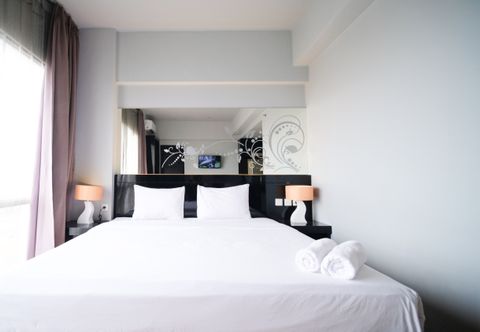 卧室 Homey No Kitchen Studio at Grand Darmo Suite Apartment By Travelio