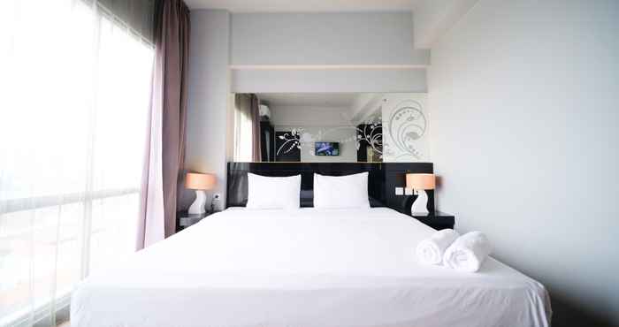 Kamar Tidur Homey No Kitchen Studio at Grand Darmo Suite Apartment By Travelio