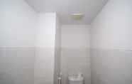 Toilet Kamar 2 Cozy Living and Strategic Studio Apartment at Suncity Residence By Travelio