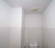 Toilet Kamar 2 Cozy Living and Strategic Studio Apartment at Suncity Residence By Travelio