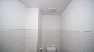 Toilet Kamar 4 Cozy Living and Strategic Studio Apartment at Suncity Residence By Travelio
