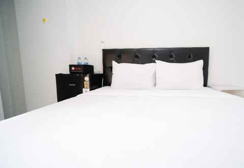 Kamar Tidur Cozy Living and Strategic Studio Apartment at Suncity Residence By Travelio