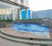 Kolam Renang 4 Cozy Living and Strategic Studio Apartment at Suncity Residence By Travelio