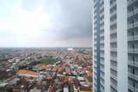 Bangunan Cozy Living and Strategic Studio Apartment at Suncity Residence By Travelio