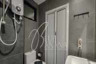Toilet Kamar Neu Suites Premier 2-Bedrooms by BlueBanana