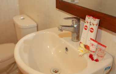In-room Bathroom 2 OYO 93695 Guest House Riharti Syariah