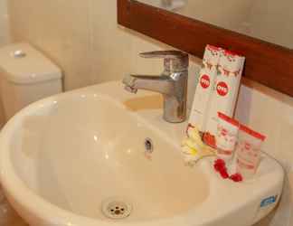 In-room Bathroom 2 OYO 93660 New Family Hotel