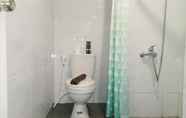 Toilet Kamar 2 Relaxing Studio at Apartment 5th Floor Altuz Seturan Yogyakarta By Travelio