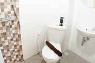 Toilet Kamar Relaxing Studio at Apartment The Alton By Travelio