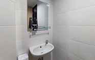 Toilet Kamar 3 Contemporer Luxury Studio Room at The Alton Apartment By Travelio