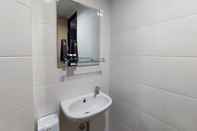 Toilet Kamar Contemporer Luxury Studio Room at The Alton Apartment By Travelio