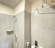 Toilet Kamar 2 Comfy 2BR at Apartment Sudirman Suites Bandung By Travelio