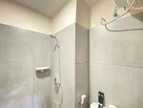 Toilet Kamar 4 Comfy 2BR at Apartment Sudirman Suites Bandung By Travelio