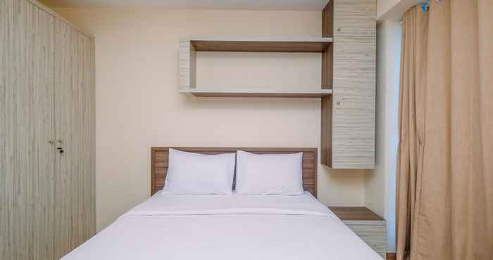 Kamar Tidur Warm and Comfortable 2BR at Tifolia Apartment By Travelio