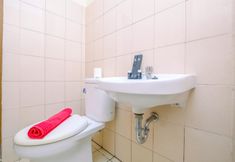 Phòng tắm bên trong 2 Warm and Comfortable 2BR at Tifolia Apartment By Travelio