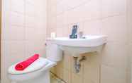 Toilet Kamar 2 Warm and Comfortable 2BR at Tifolia Apartment By Travelio