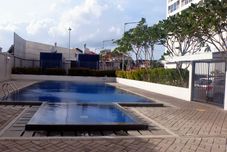 Hồ bơi Warm and Comfortable 2BR at Tifolia Apartment By Travelio