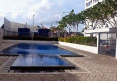 スイミングプール 5 Warm and Comfortable 2BR at Tifolia Apartment By Travelio