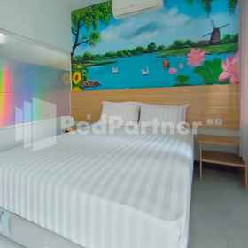 Bedroom 1 Joy Homestay Near UMJ Jember Mitra RedDoorz, Hotel Fakultas Syariah UIN KHAS Jember