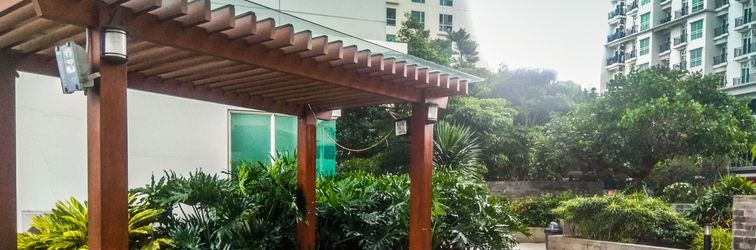 로비 Luxury and Enjoy 2BR at Apartment Woodland Park Residence By Travelio