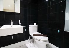In-room Bathroom 4 Cozy and Clean Studio The Square Apartment By Travelio