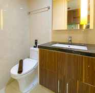 In-room Bathroom 5 Comfort Living and Homey Studio Apartment Warhol (W/R) Residences By Travelio