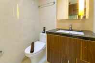 Toilet Kamar Comfort Living and Homey Studio Apartment Warhol (W/R) Residences By Travelio