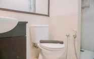 Toilet Kamar 5 Homey and Spacious 2BR Mangga Dua Apartment By Travelio