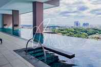 Swimming Pool The Apple Suites Melaka by BlueBanana