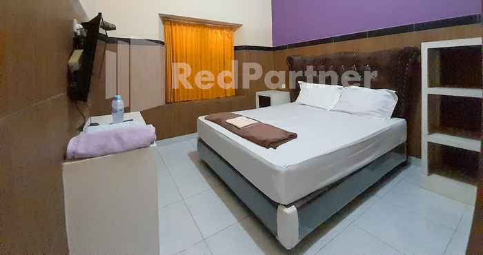 Bedroom LH101 Guest House Syariah near Makam Sunan Bonang RedPartner