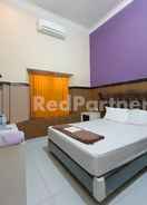 BEDROOM LH101 Guest House Syariah near Makam Sunan Bonang RedPartner