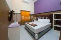 Bedroom LH101 Guest House Syariah near Makam Sunan Bonang RedPartner