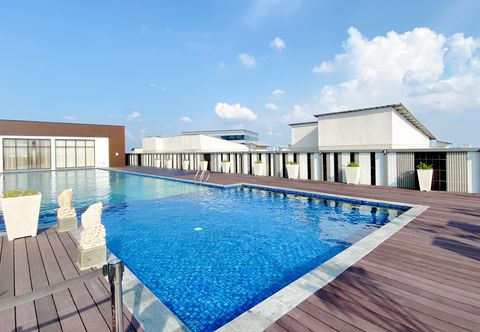 泳池 Homey and Spacious Studio at Cleon Park Apartment By Travelio