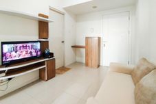 Lobby Homey and Restful 1BR Apartment at Parahyangan Residence By Travelio