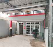 Exterior 6 RedDoorz Syariah near Transmart Jambi