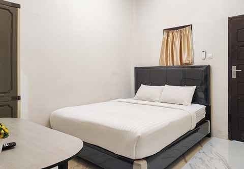 Bedroom Urbanview Hotel Syariah near Jamtos
