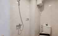 Toilet Kamar 3 Stay Cozy Studio at Serpong Garden Apartment By Travelio