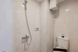 Toilet Kamar 4 Stay Cozy Studio at Serpong Garden Apartment By Travelio